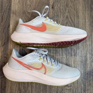 Nike Women's Air Zoom Pegasus 39 Road Running Shoes, size 8